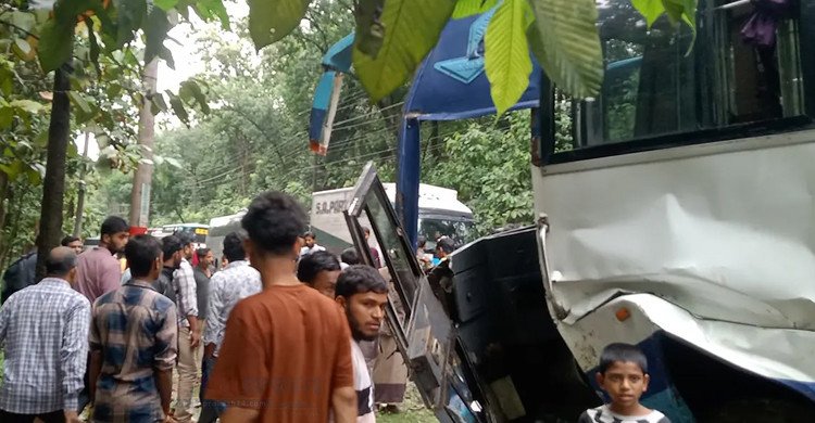 চকরিয়ায় বাস-মাইক্রোবাসের সংঘর্ষে একই পরিবারের ৫ জন নিহত